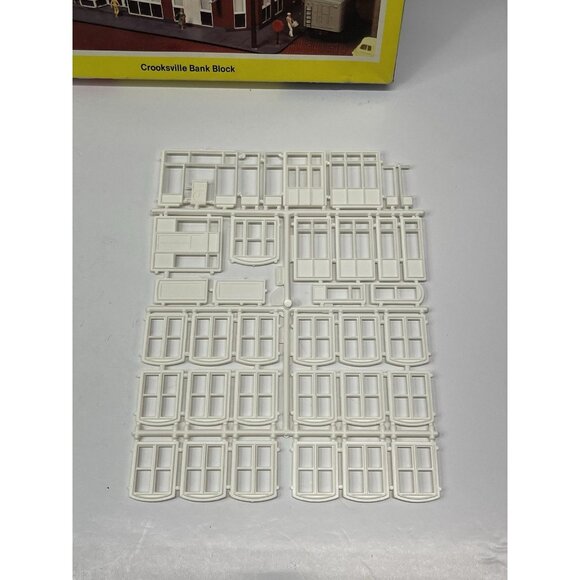 Heljan Con-Cor HO 903 Court House Square series “Crookville Bank Block” - Picture 4 of 15